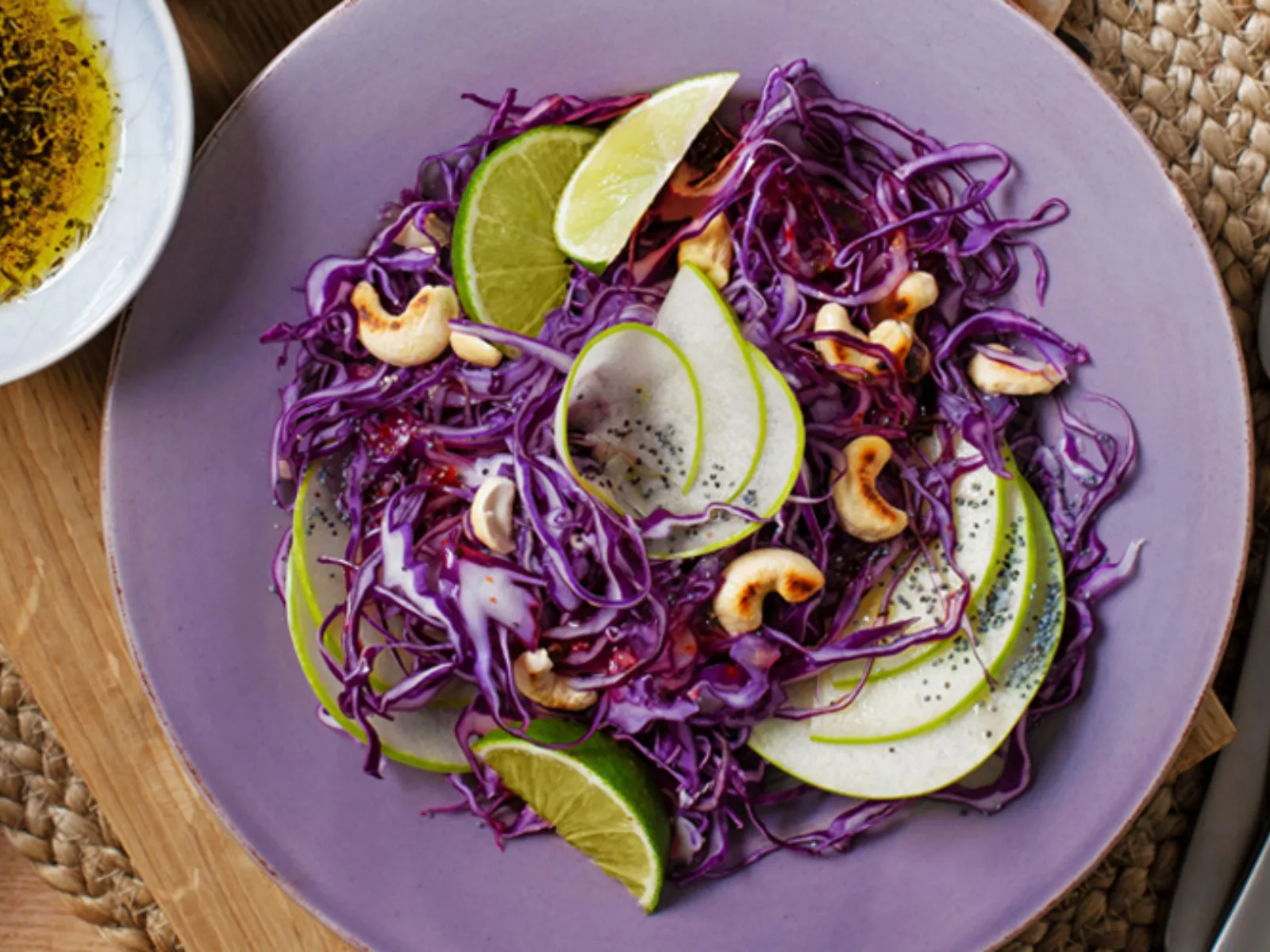 Апетитна салата от прясно настъргани и нарязани зеленчуци и кашу.