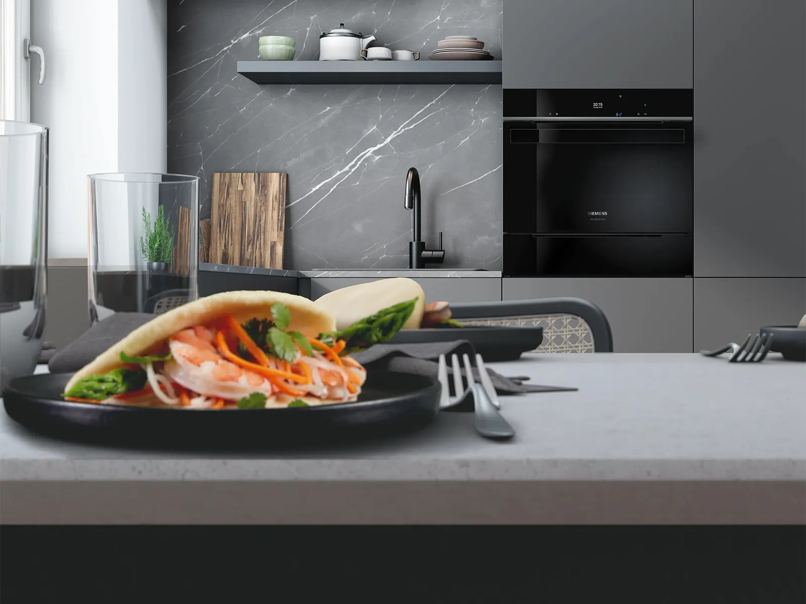Cucina moderna con armadi scuri, un forno Siemens e Bao Buns su un piano in primo piano.