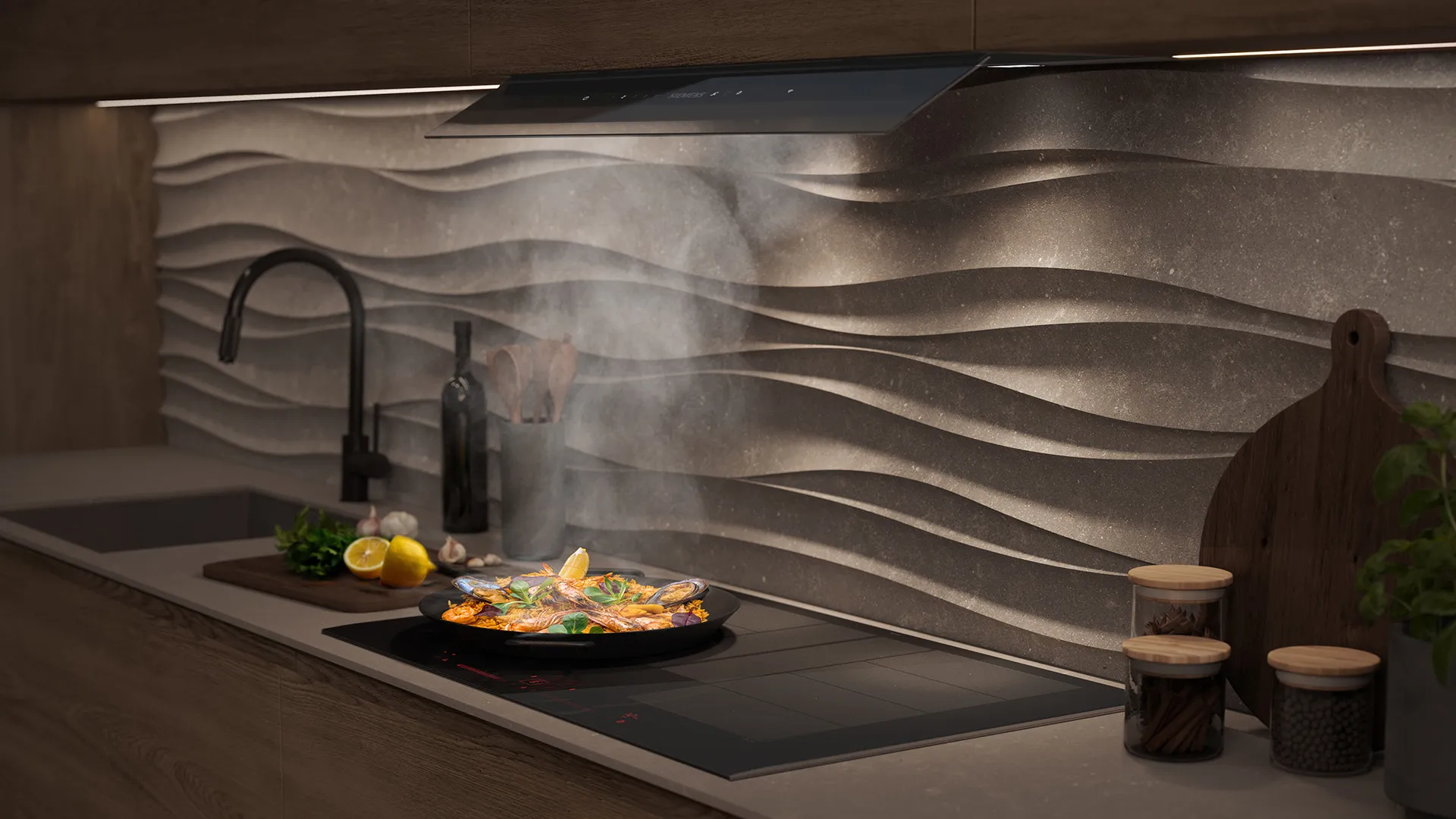 Eine moderne Küche mit einem eleganten Kochfeld und einem dampfenden Gericht mit Meeresfrüchten, vor einer strukturierten Wand mit Wellenmuster und stilvollem Dekor.