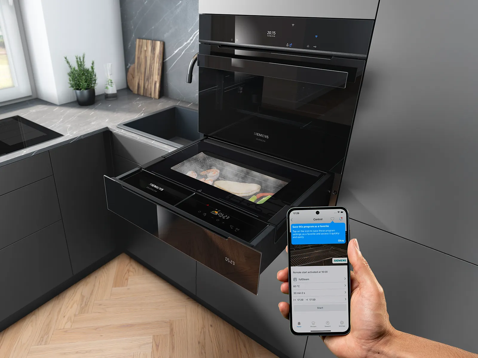 Un forno a vapore Siemens con controllo tramite app per smartphone, mostrato in un ambiente cucina moderno.