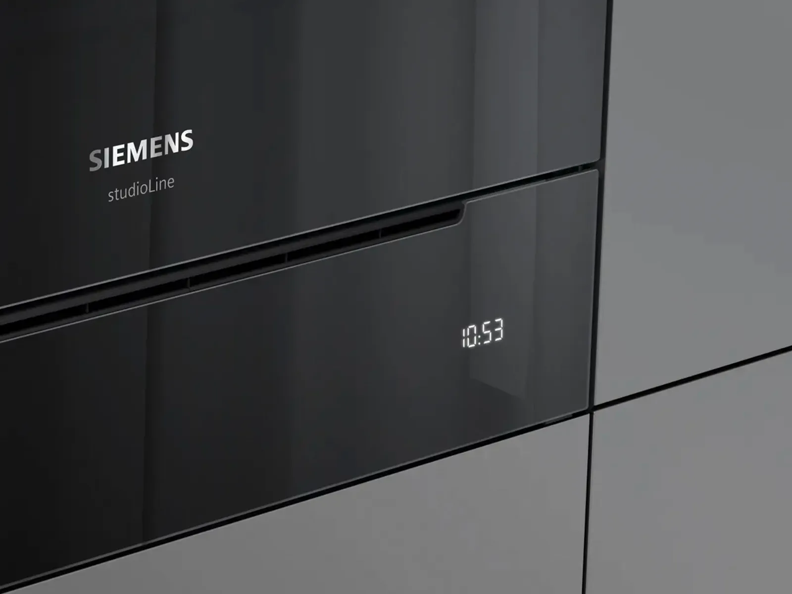 Forno nero integrato Siemens con display digitale in un moderno ambiente cucina.