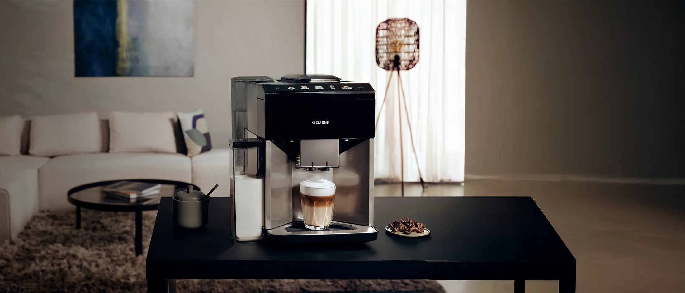 רגעי הקפה הטובים ביותר עם מכונת אספרסו EQ אוטומטית לחלוטין של Siemens.