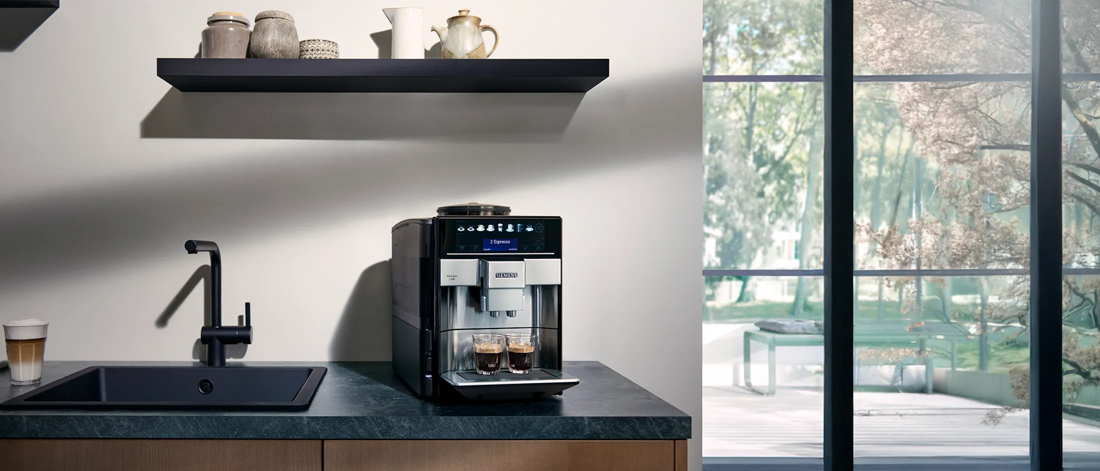 עם EQ.6 plus של Siemens תוכלו ליהנות ממגוון רחב של משקאות קפה חלוטים בשלמות.