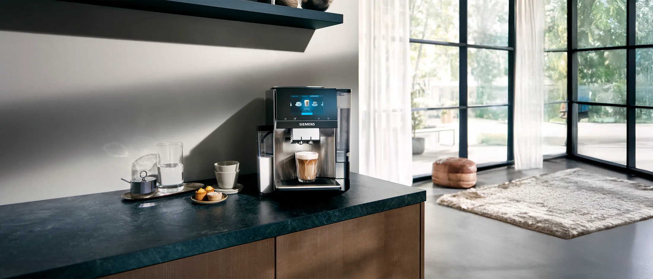 מכונת קפה אלגנטית של סימנס על דלפק המטבח מכינה لاتה.