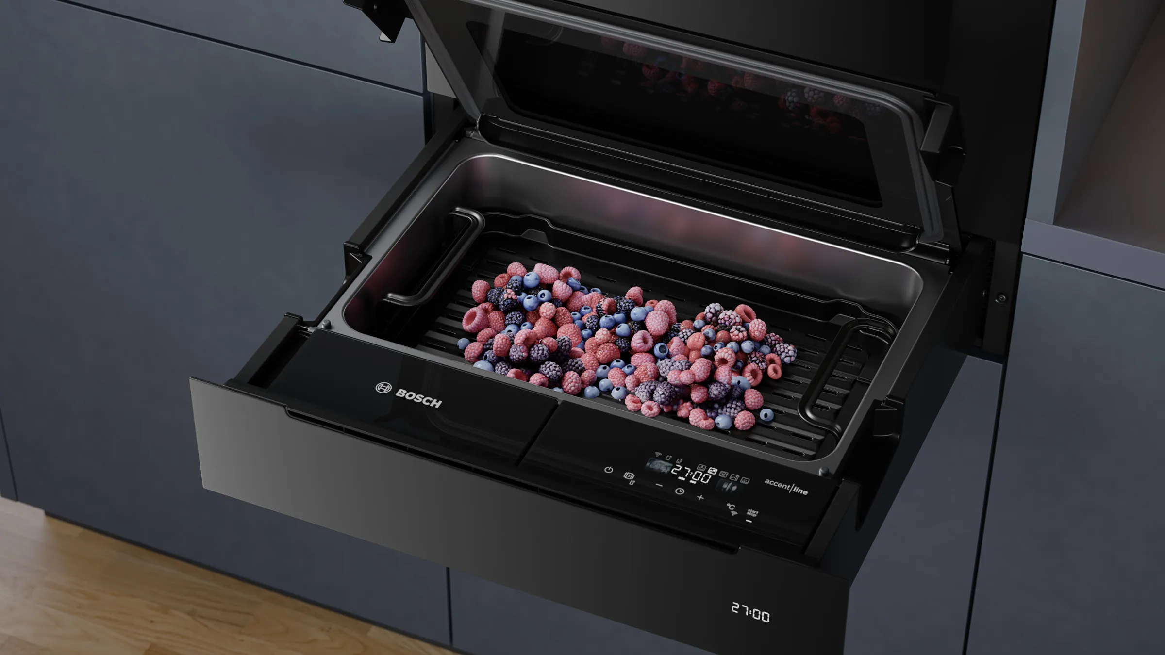 Geöffnete Bosch accent line Dampf-Schublade mit gefrorenen Beeren auf einem gelochten Blech zum schonenden Auftauen.