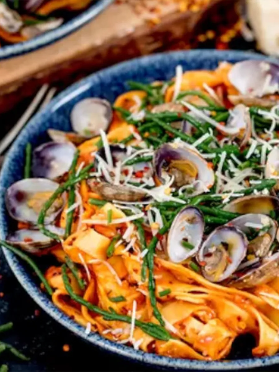 Steamed Garlic Clams with Samphire