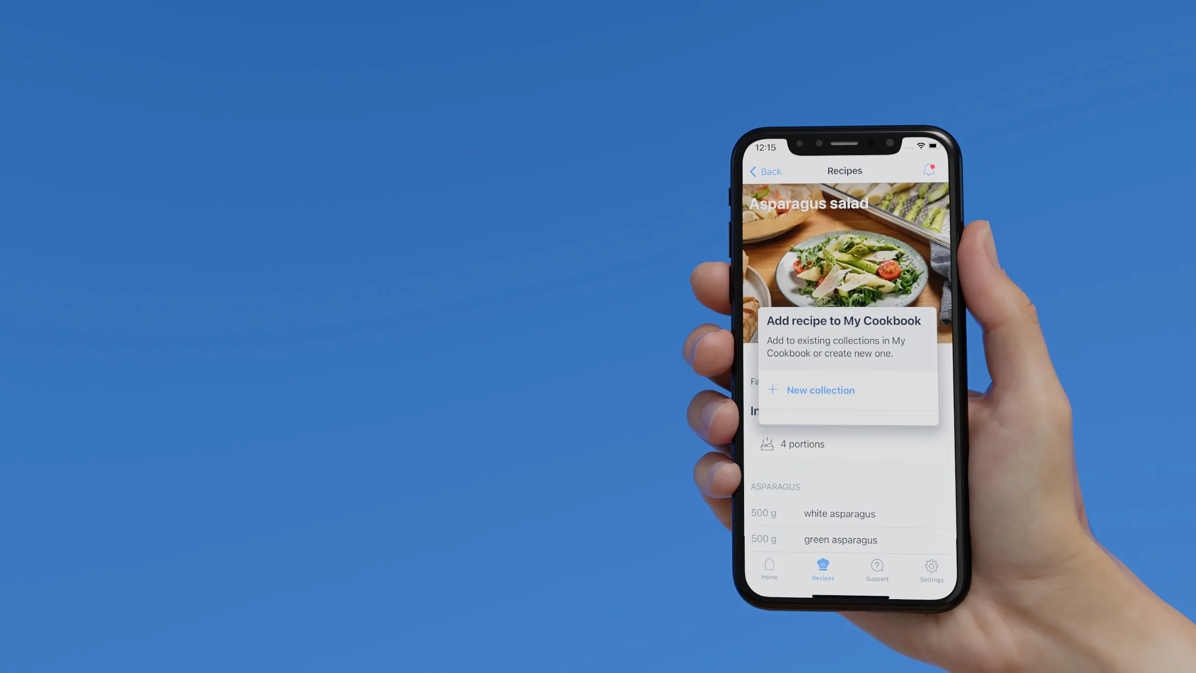 Eine Hand hält ein Smartphone mit einem Spargelsalat-Rezept in der Home Connect App vor einem blauen Hintergrund.
