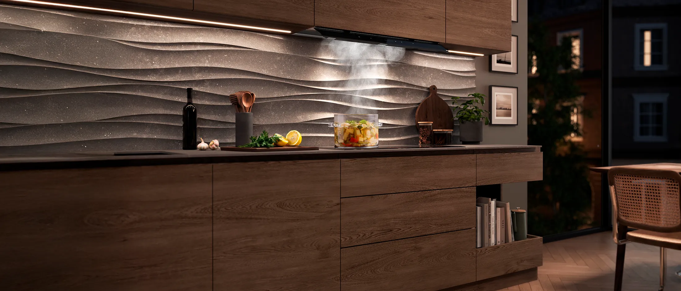 Cucina moderna con armadietti in legno, schienale ondulato e pentola in cottura sul piano di cottura.