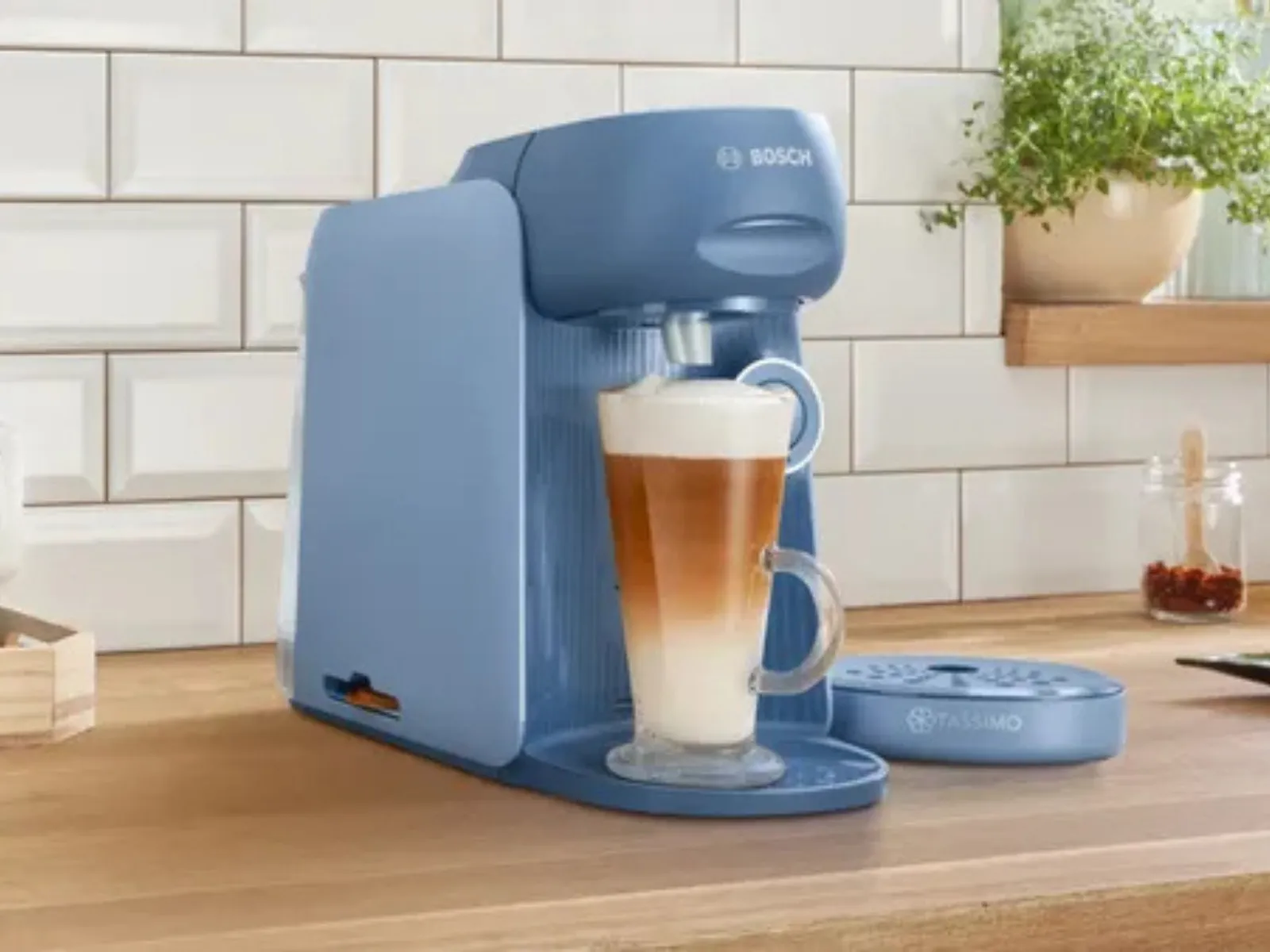La cafetera TASSIMO FINESSE friendly sobre la encimera de la cocina.