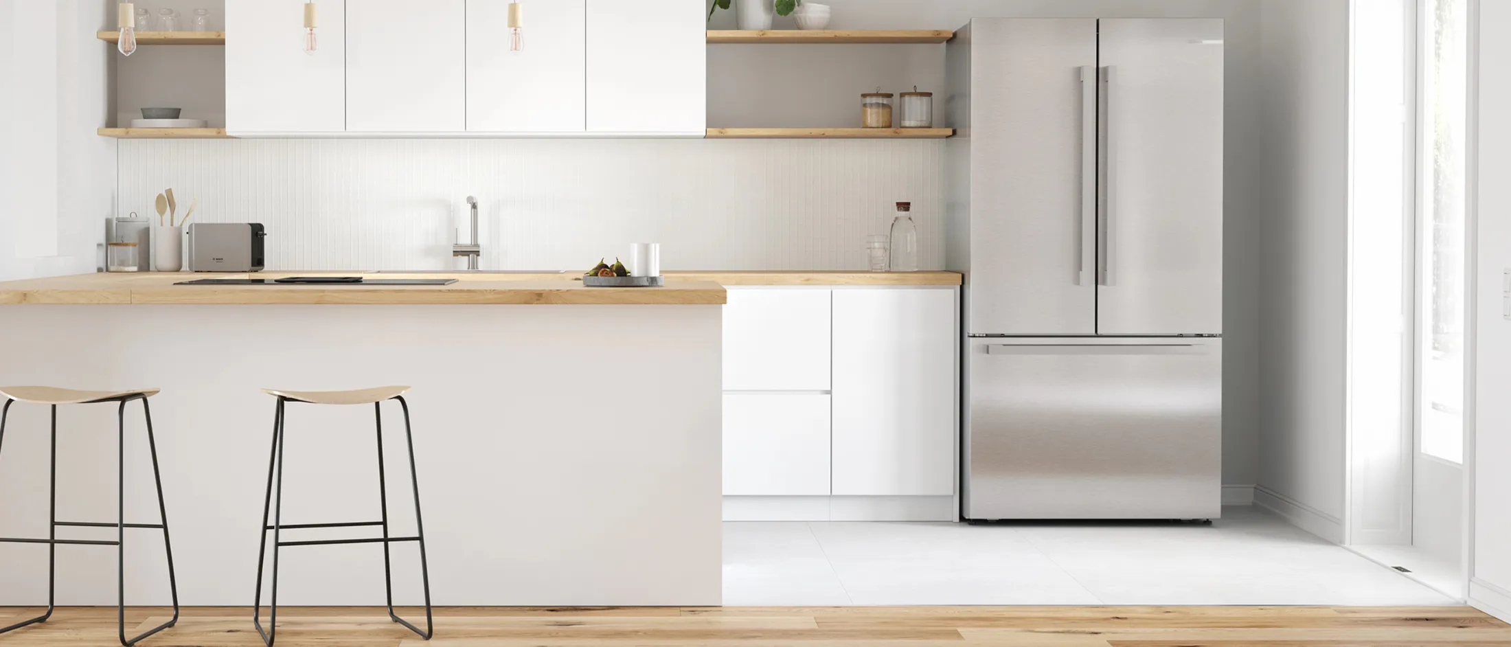 مطبخ عصري بتصميم أبيض وخشب، يضم ثلاجة كبيرة، جزيرة مع كراسي بار، وأرفف مفتوحة.