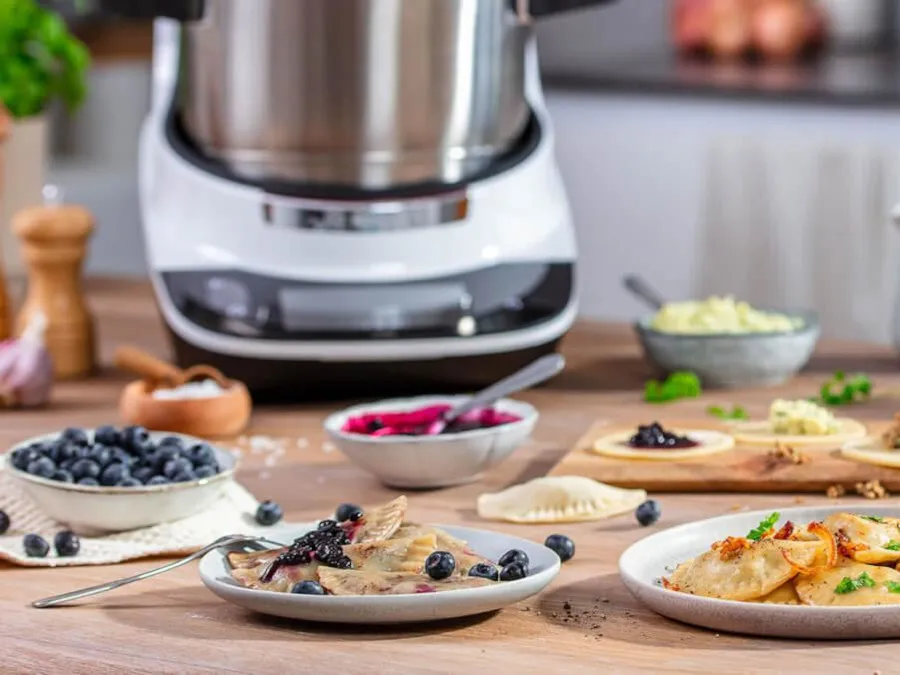 Différents repas sur des assiettes posées sur une table devant Cookit de Bosch.