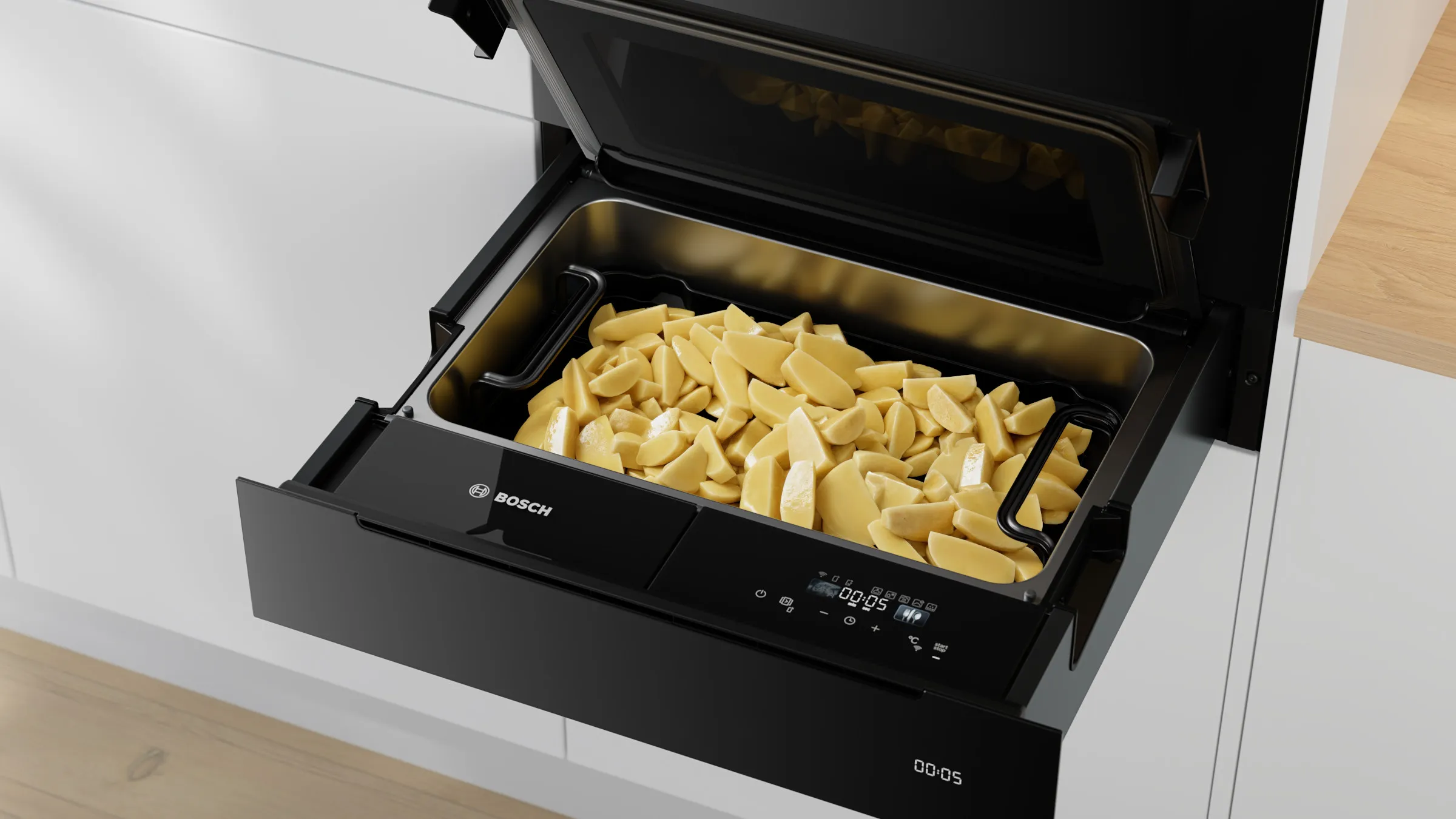 Nahaufnahme der geöffneten Bosch Serie 8 Dampfgarer-Schublade mit einer großen Portion roher Kartoffelspalten (Potato Wedges) im Inneren.