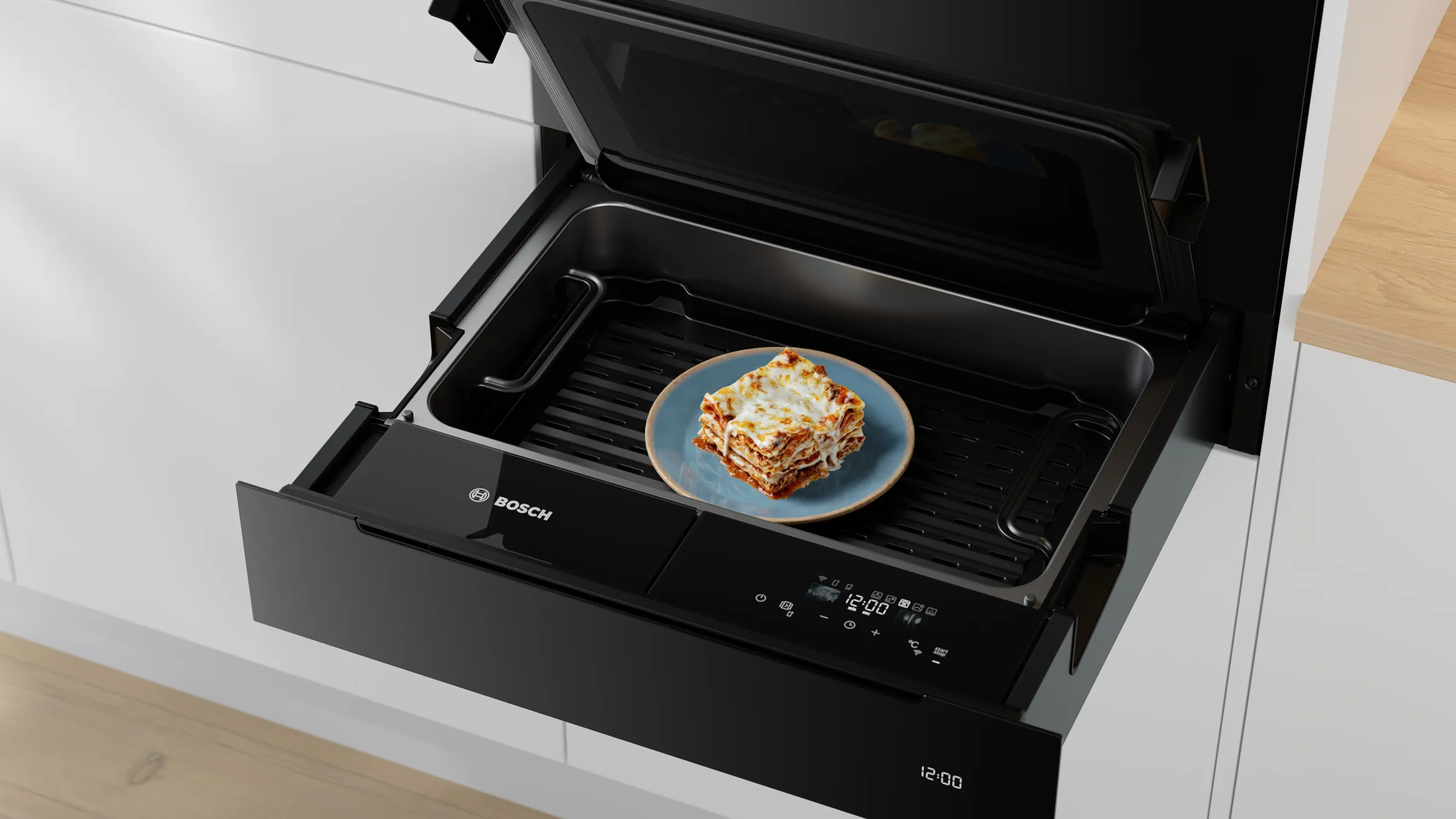 Nahaufnahme der geöffneten Bosch Serie 8 Dampfgarer-Schublade mit einem Stück Lasagne auf einem Teller zum Aufwärmen im Inneren.