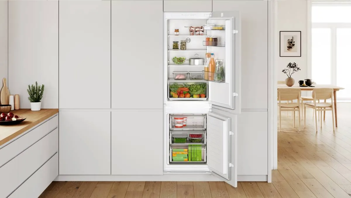 60/40 split ratio integrated fridge freezer