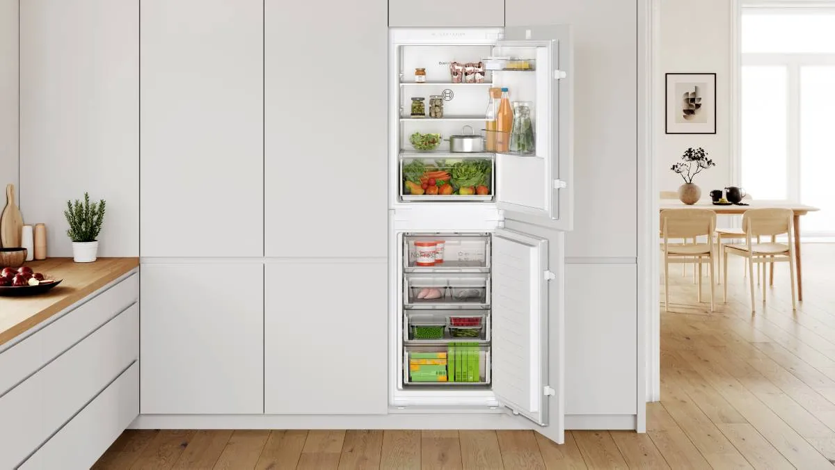 50/50 split ratio integrated fridge freezer