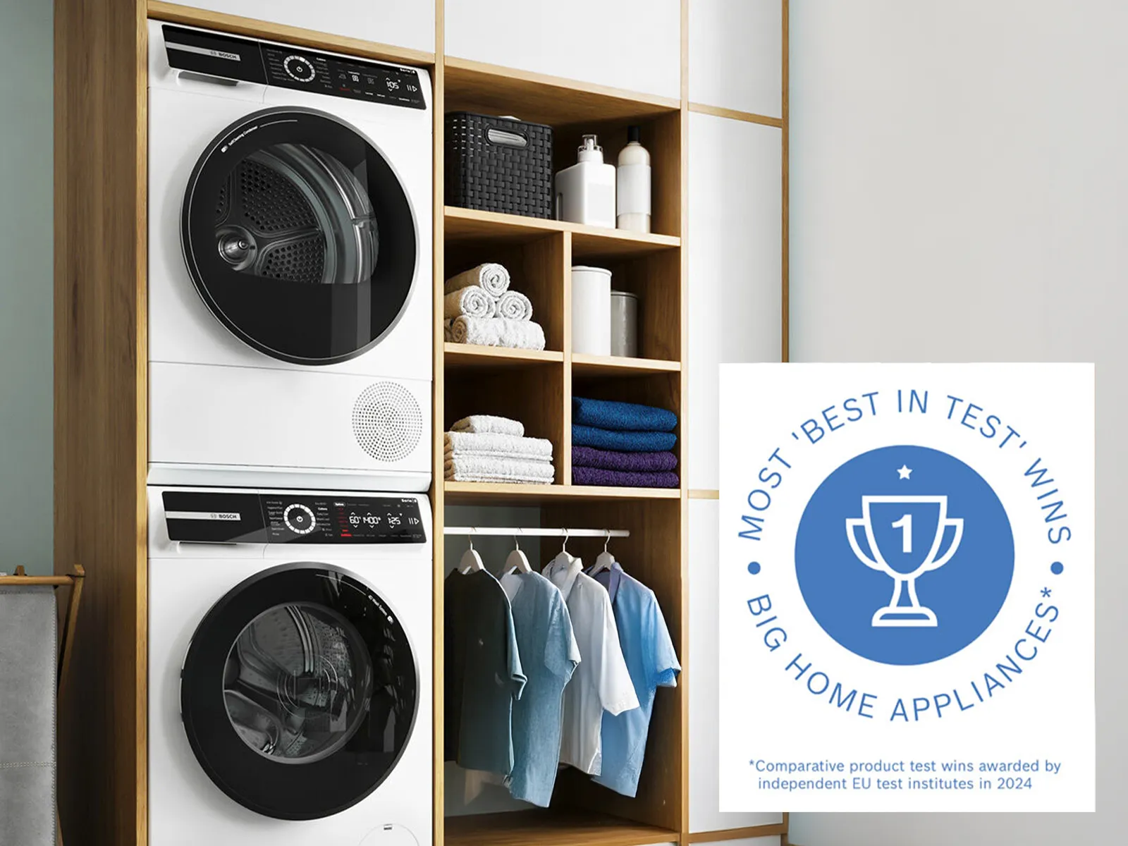 Vaskemaskine og tørretumbler ovenpå hinanden med Best in Test winner 2024 logo.
