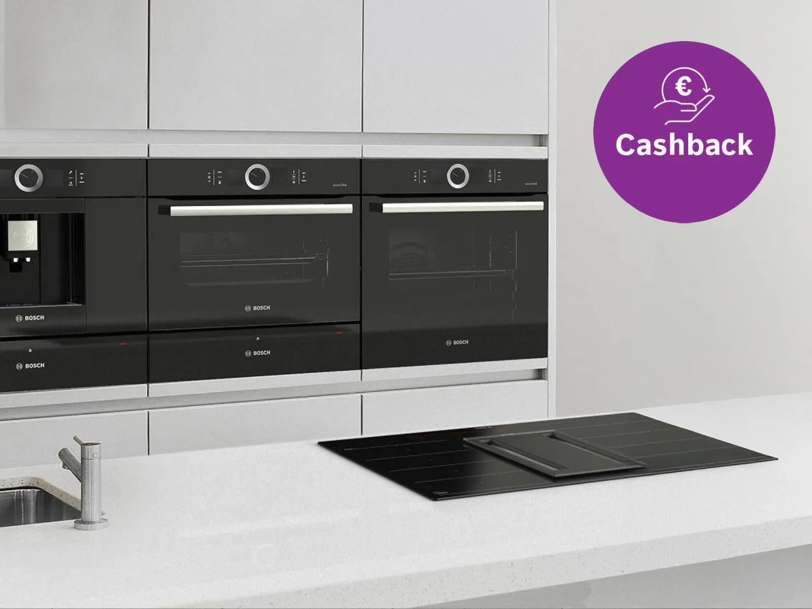 Moderne køkken med elegante Bosch sorte ovne og en promoverende "Cashback"-grafik i lilla overlay.