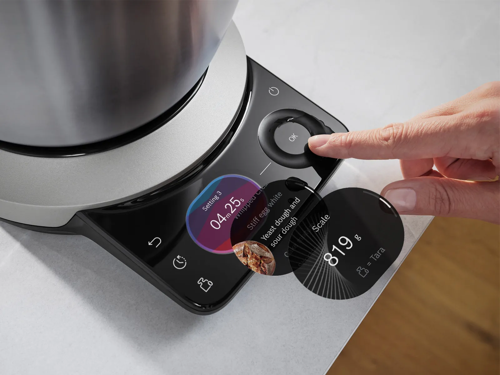 Une main appuie sur le bouton «OK» du robot pâtissier Série 8 tandis que différents réglages s'affichent.