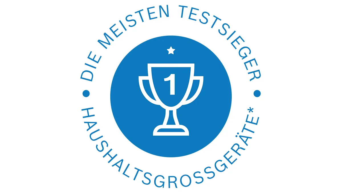 Ein blaues kreisförmiges Emblem mit einem Pokal, auf dem eine „1“ steht, umgeben von dem Text „Die meisten Testsieger Haushaltsgeräte.“.