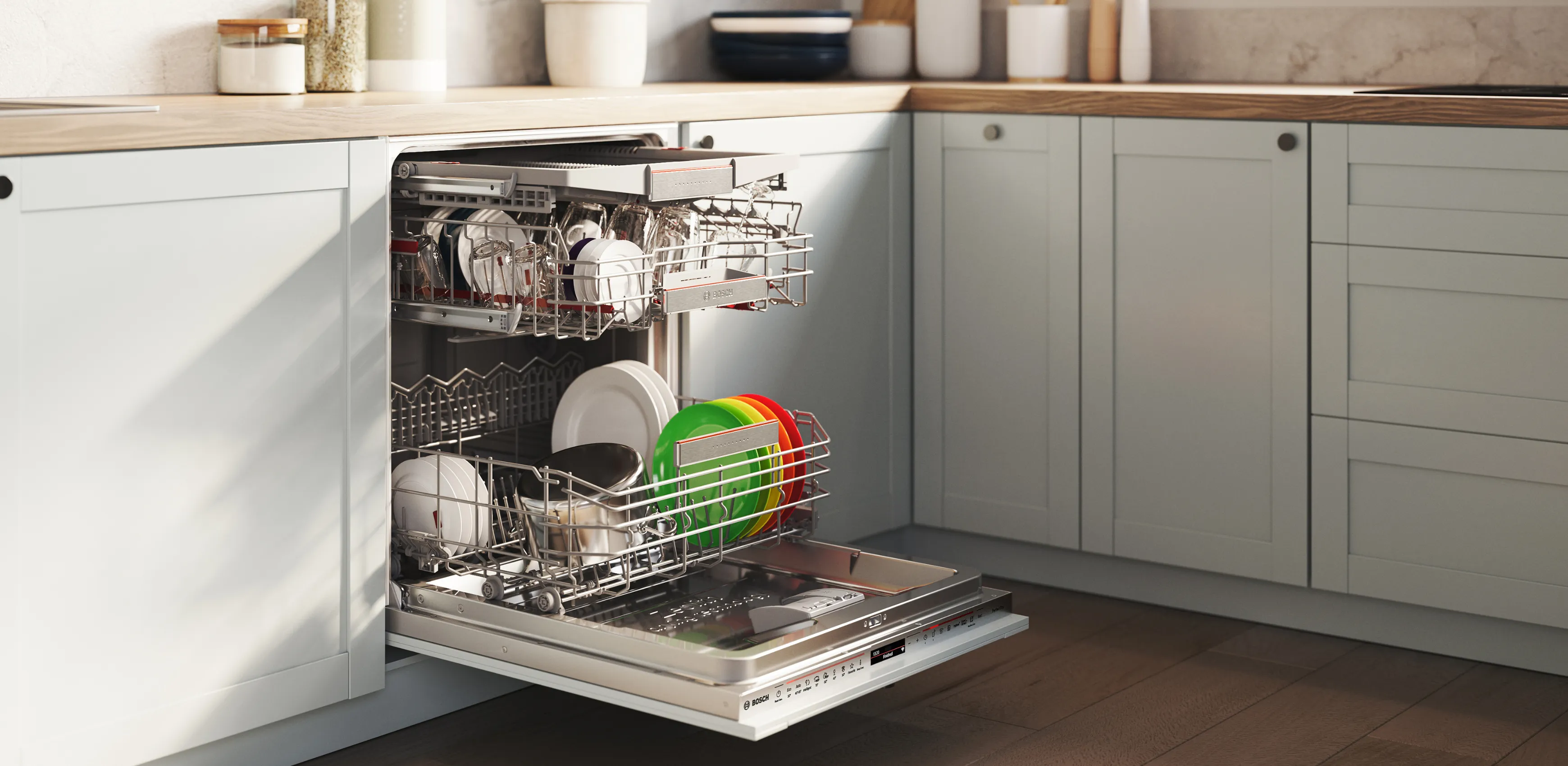 מדיח כלים פתוח מלא בכלים ובמיכלי זכוכית. המטבח מעוצב בגוון תכלת עם דלפק עץ וסביבת עבודה מסודרת.