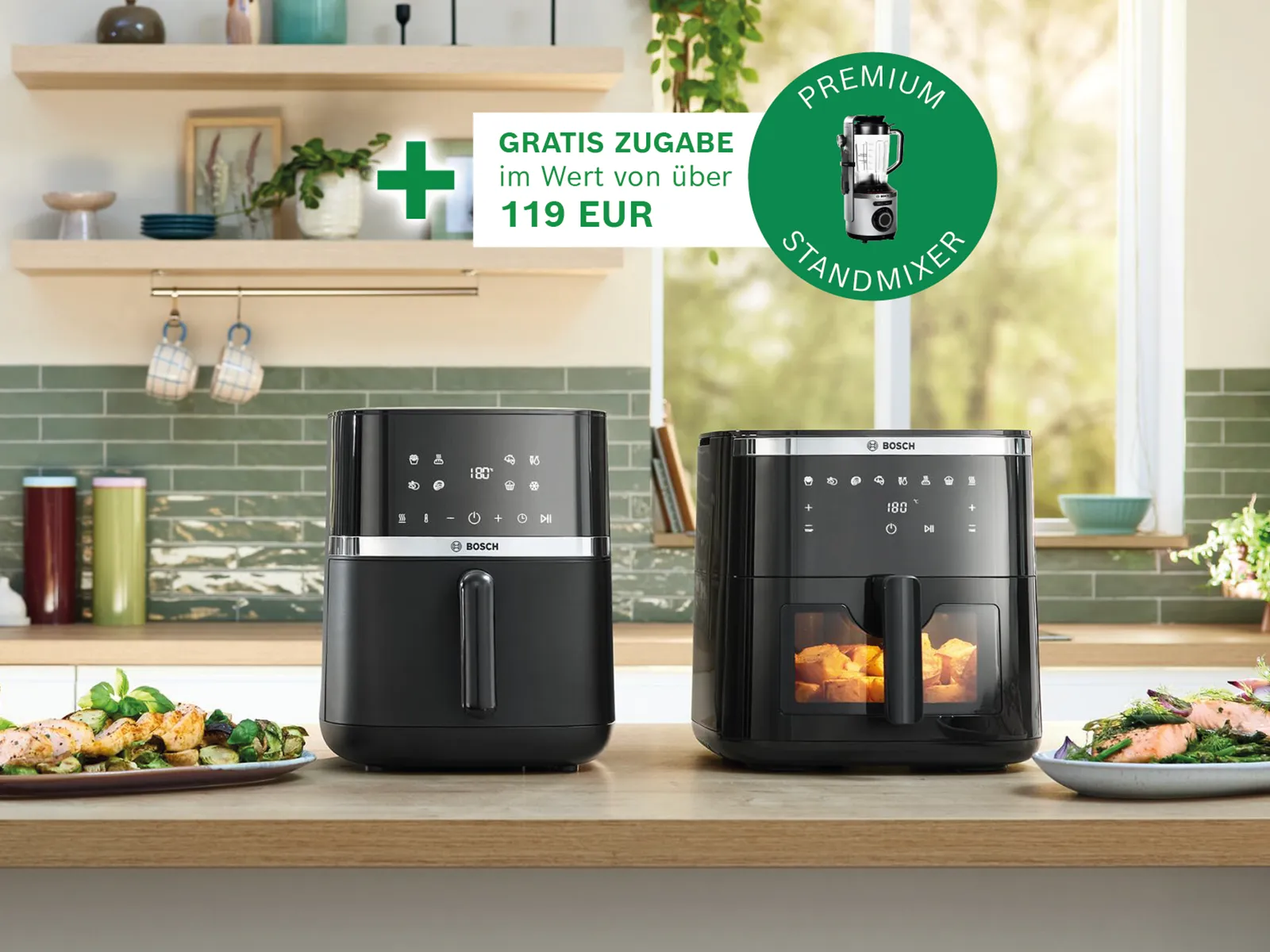 Eine moderne Küche mit zwei eleganten schwarzen Airfryern, die verschiedene zubereitete Gerichte präsentieren, und dem Hinweis auf ein Angebot für einen kostenlosen Premium-Standmixer.