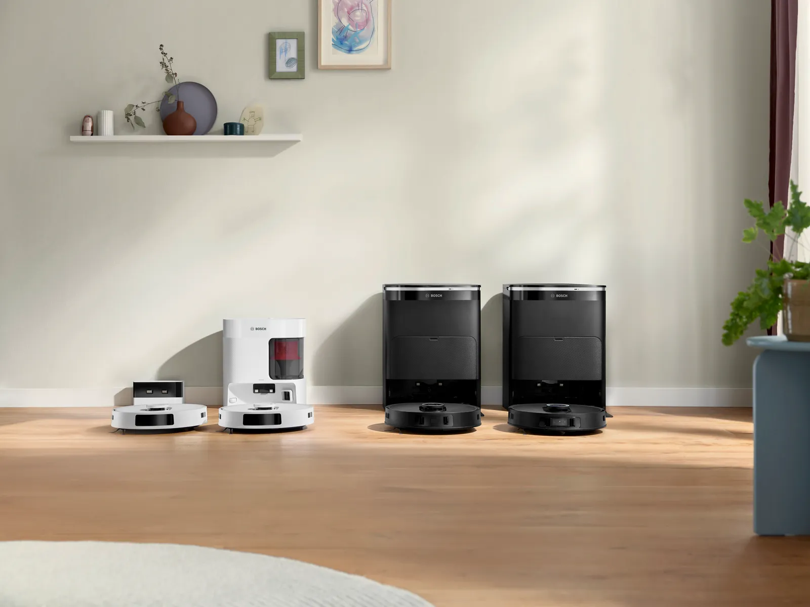 Verschiedene Saugroboter mit Station von Bosch stehen nebeneinander.