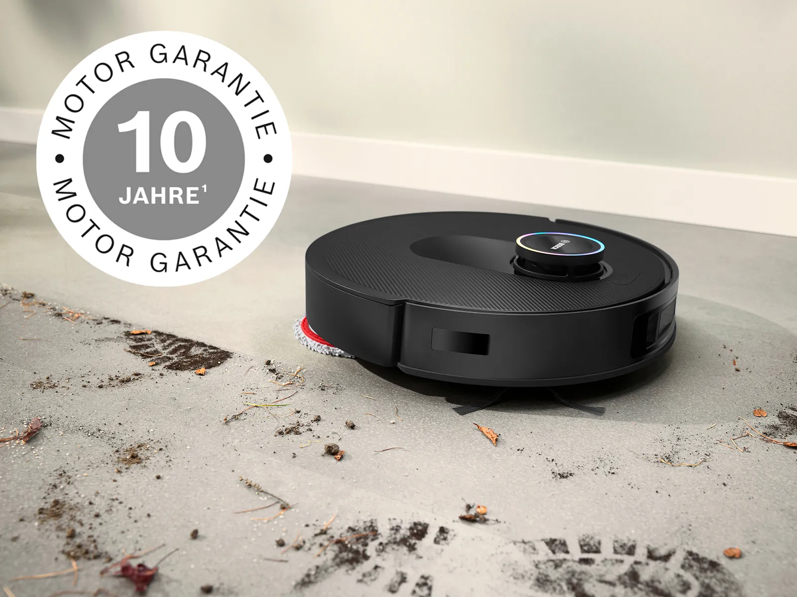 Der Spotless Saugroboter von Bosch entfernt Schmutz von weißen Fliesen.