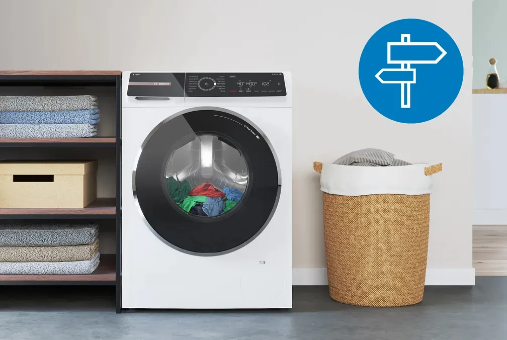 Nowoczesna pralka, starannie ułożone ręczniki, pudełko do przechowywania i pleciony kosz na pranie w czystym, jasnym pomieszczeniu.