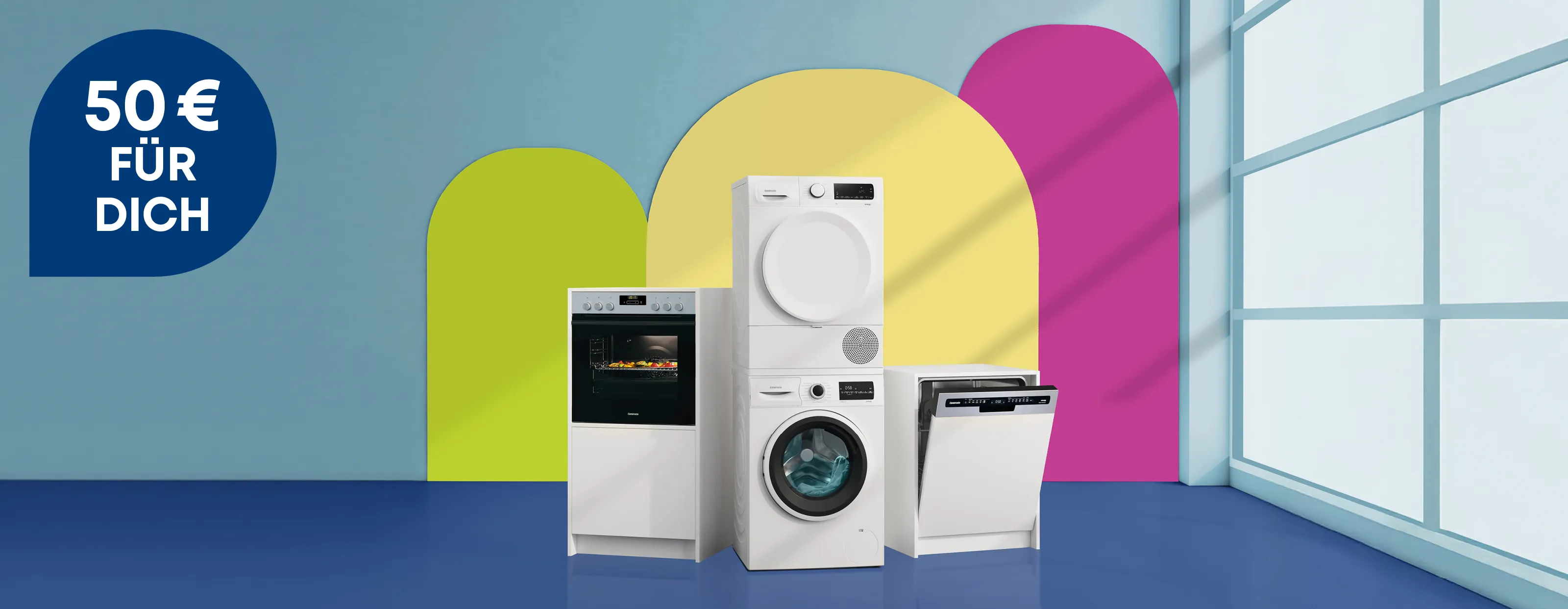 Eine moderne Küchenausstellung mit einer Waschmaschine, einem Trockner, einem Ofen und einem Geschirrspüler vor bunten Wandbögen, die einen Rabatt von 50 € bewirbt.