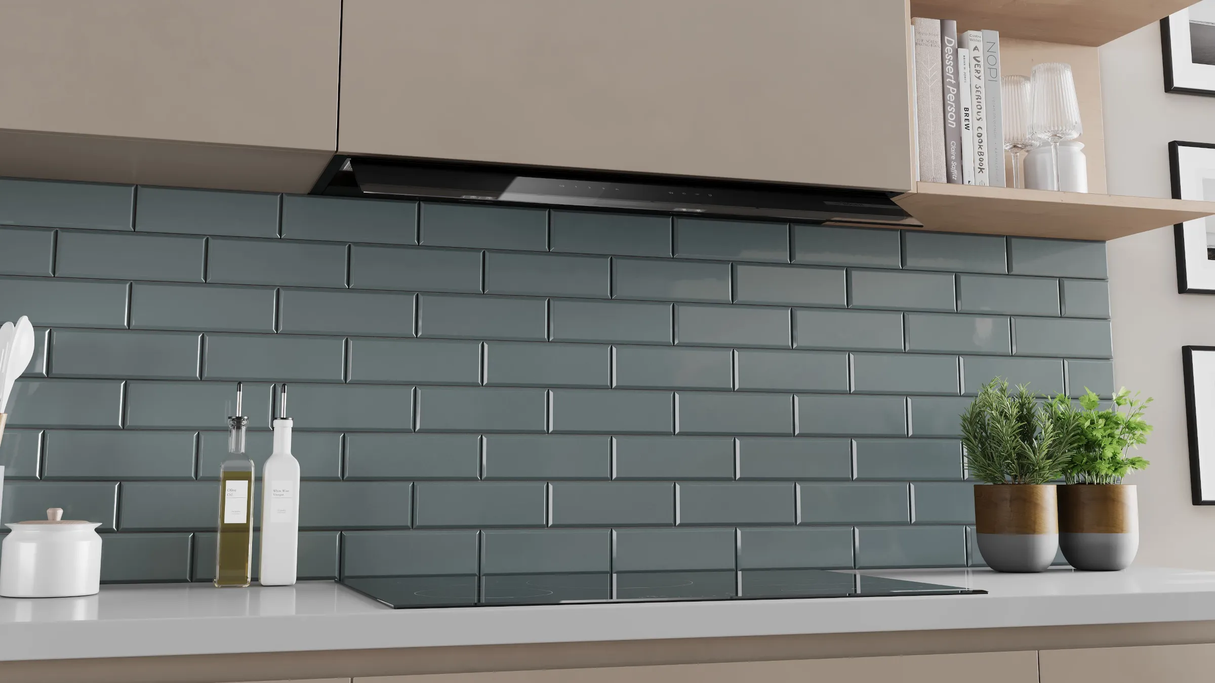 Eine integrierte Designhaube von Bosch über einem Kochfeld vor einer blau gekachelten Wand.