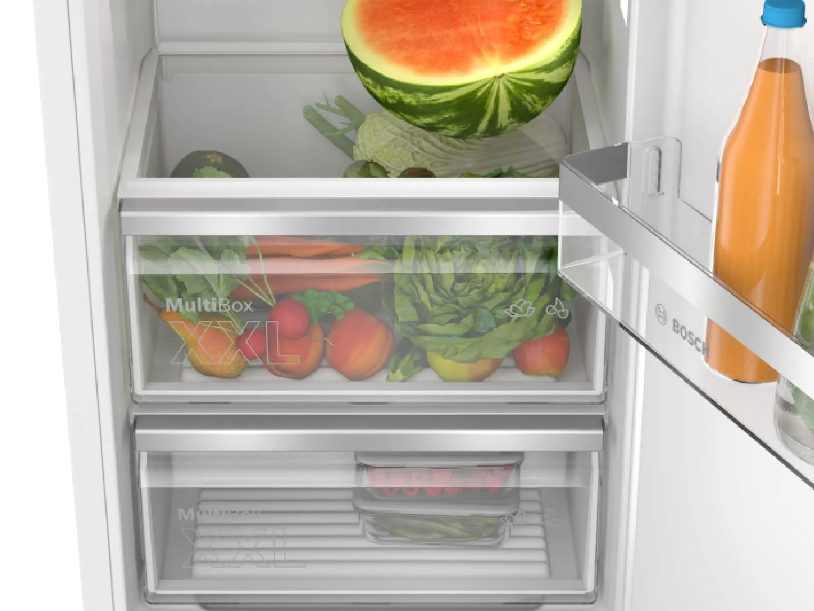 Szuflada XXL lodówki Bosch wypełniona świeżymi owocami i sokiem.