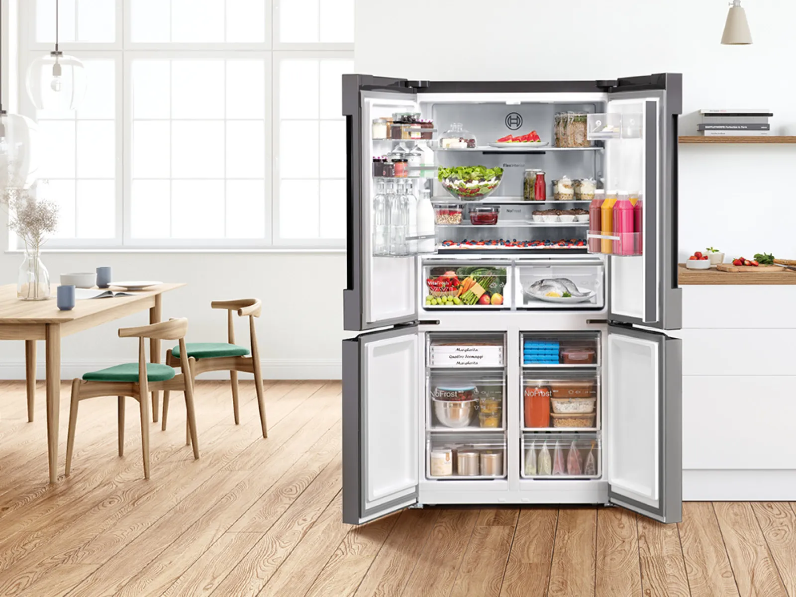 XXL-Kühlschrank mit Produkten im Inneren.