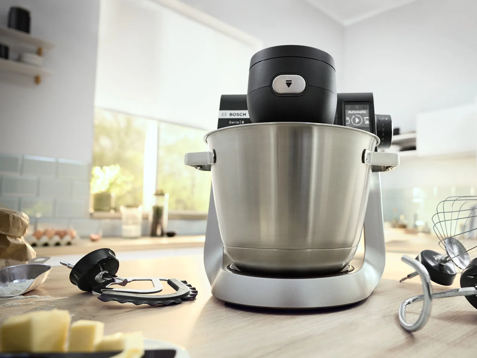 Die Küchenmaschine Mum Serie 6 wird in der Küche gezeigt.