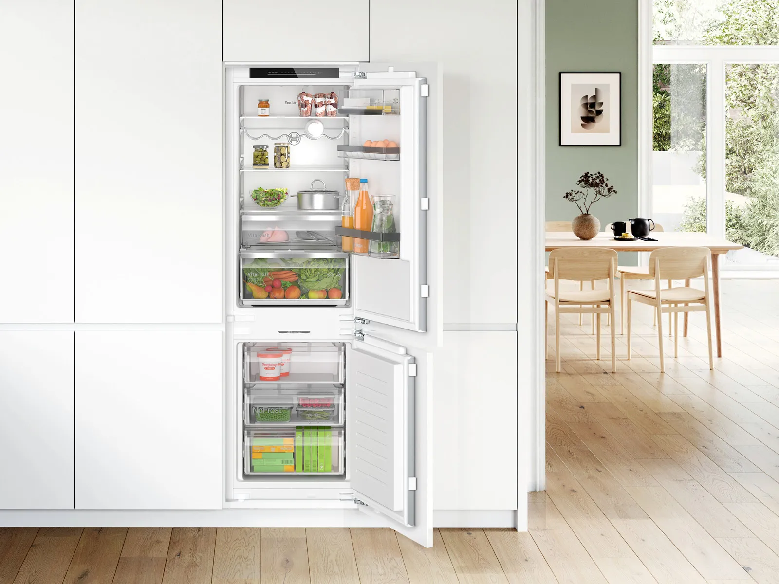 Kühlschrank mit Produkten im Inneren.