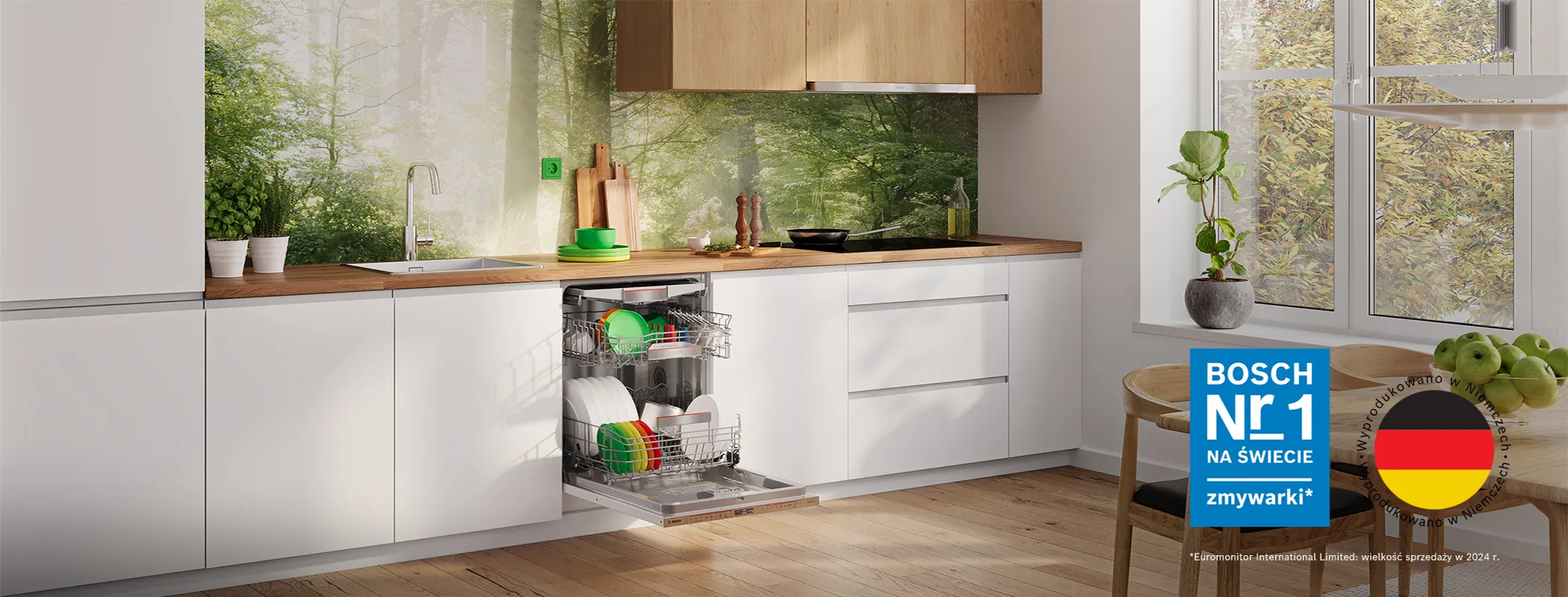 Nowoczesna kuchnia z otwartą zmywarką Bosch, czystymi naczyniami, drewnianymi akcentami i leśnym motywem ściany. 