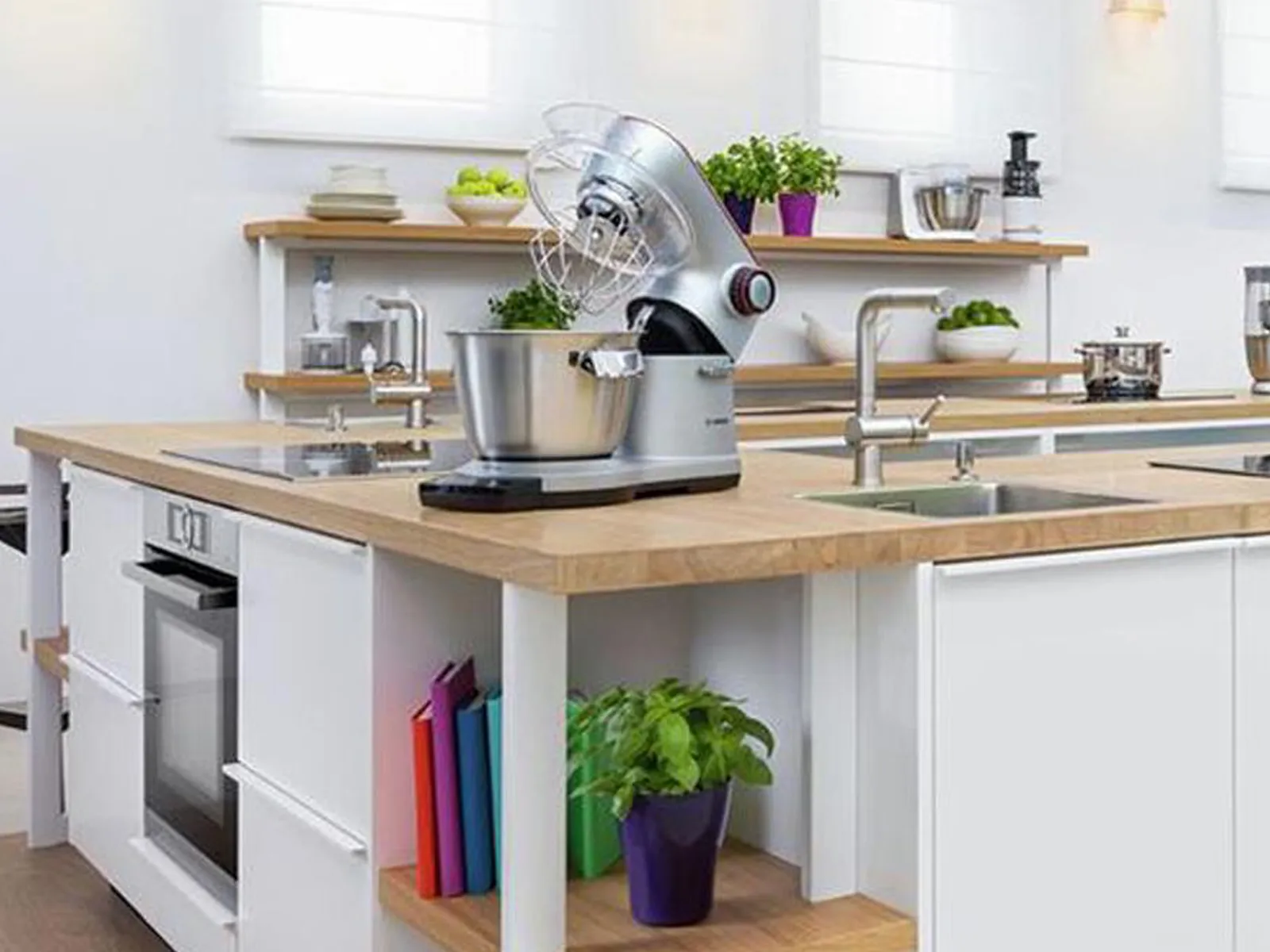 Studio kuchenne Bosch z roboem planetarnym i kolorwymi dodatkami 