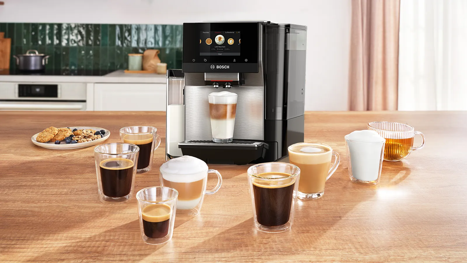 Modern oturma odasında kanepe ve dekor ile kahve makinesi.