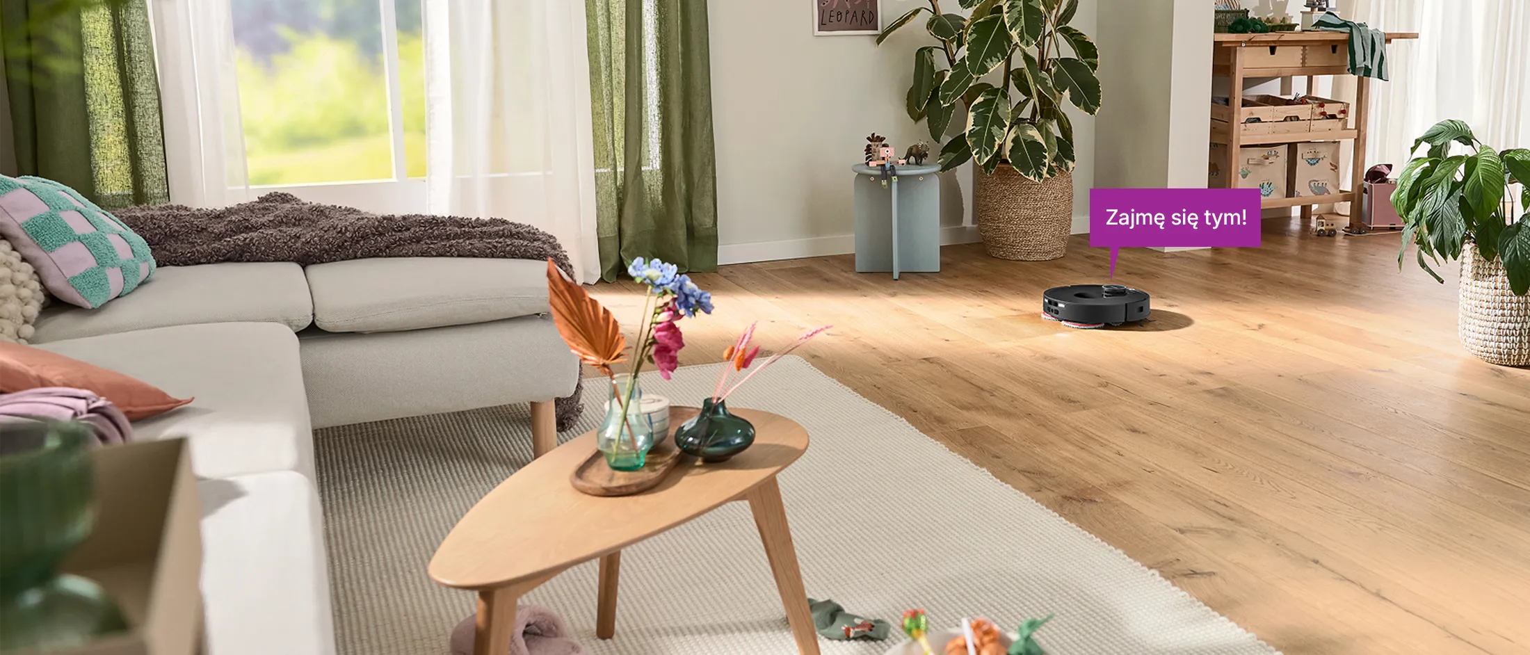 Robot Spotless w nowoczesnym salonie, z dymkiem mówiącym: Wszystko gotowe! Powrót do stacji serwisowej suchej-mokrej