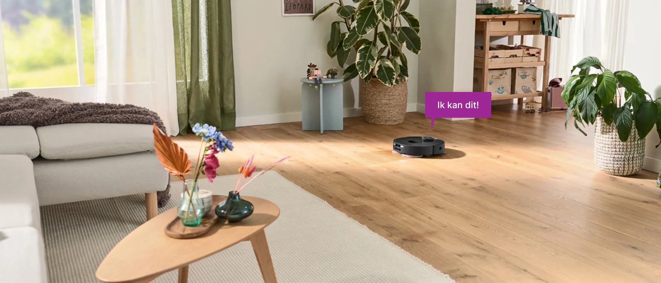 Spotless in een moderne woonkamer, tekstballon: "Alles klaar! Ik keer terug naar mijn droog-nat-servicestation.