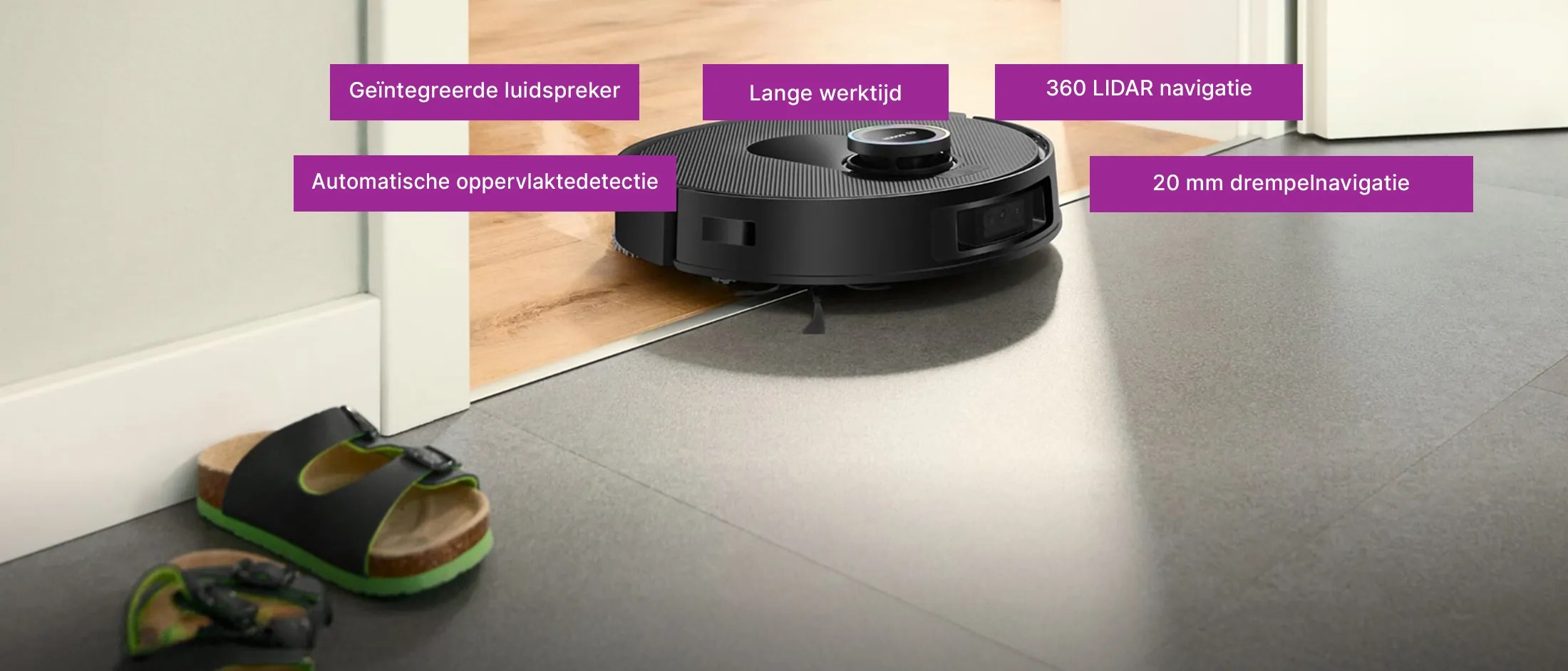 Spotless in de deur opening tussen 2 kamers met verschillende vloertypes, geannoteerd met de verschillende functies.