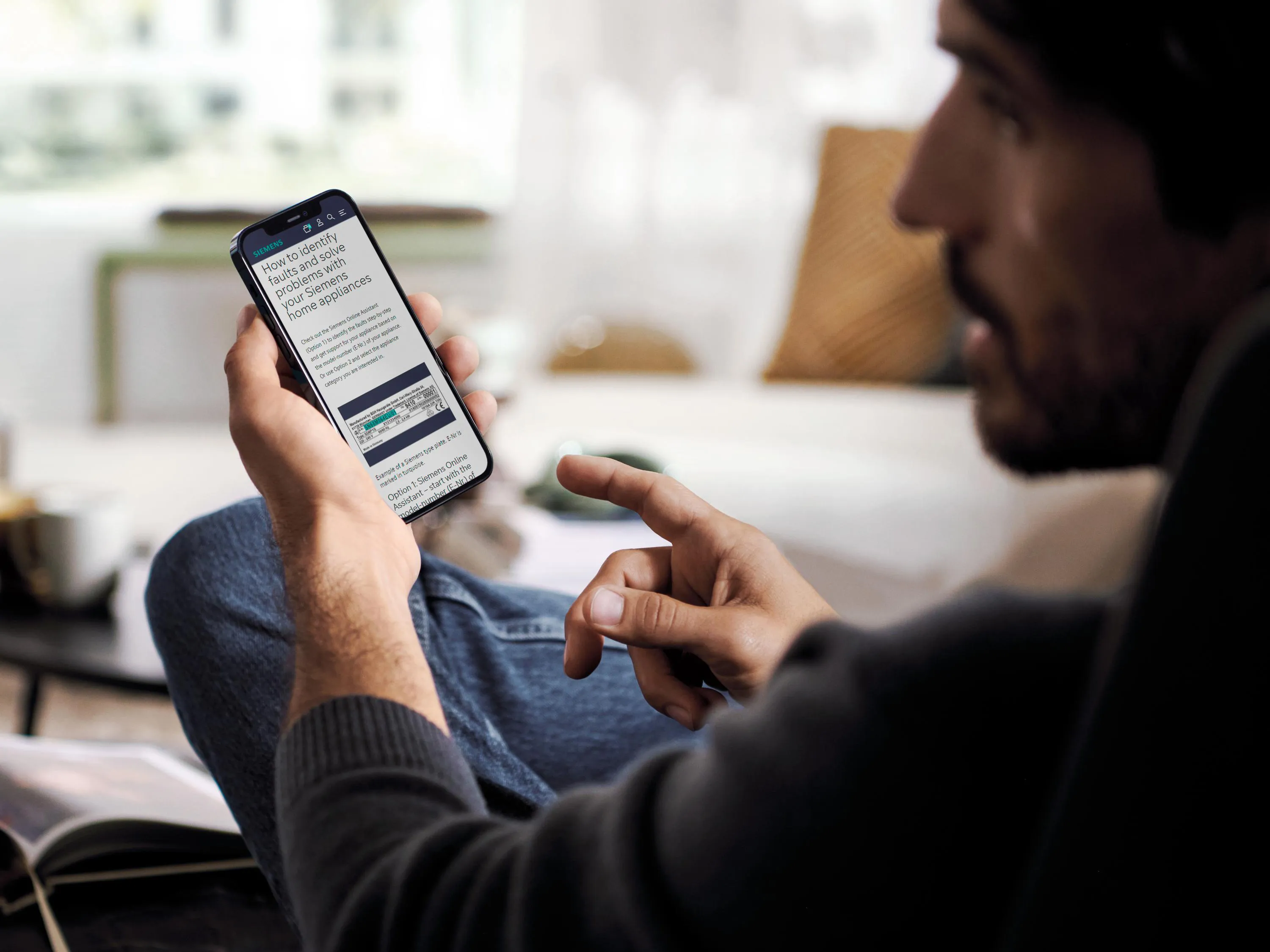 alt-Meżczyzna z telefonem zamawiający serwis Siemens