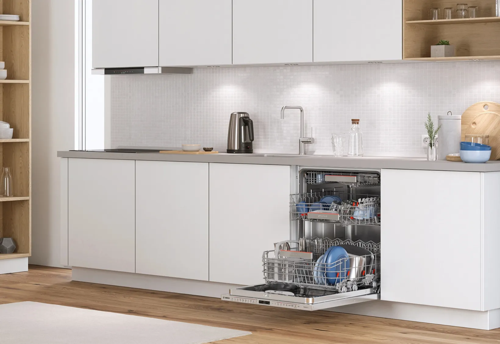 Cucina moderna con mobili bianchi, lavastoviglie parzialmente aperta piena di piatti e orologio a parete.