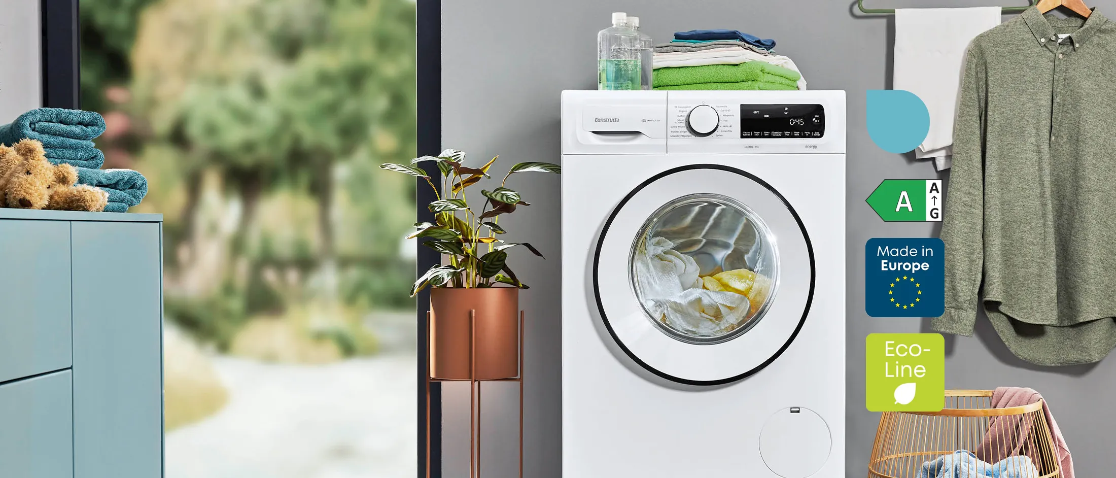 Waschraum mit Waschmaschine, Pflanzen und umweltfreundlichen Gegenständen. Organisiertes und modernes Innendesign.