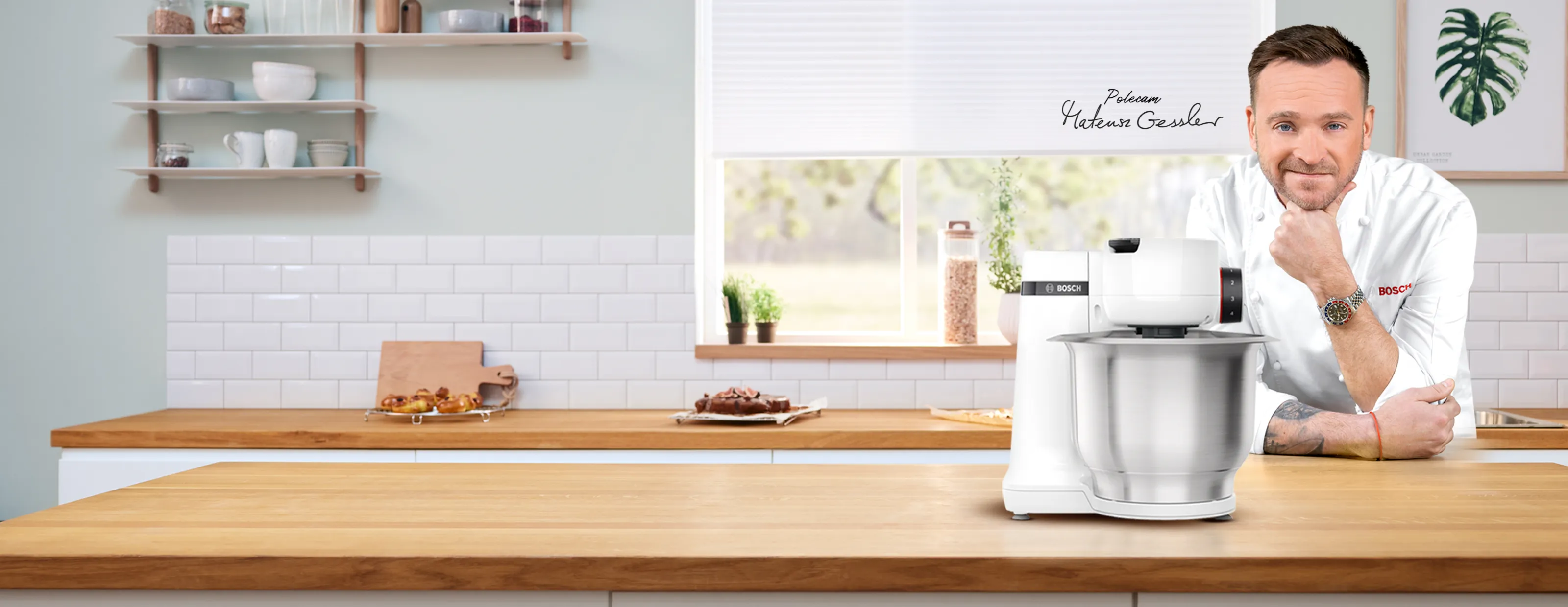 Widok z boku robota MUM Serie 2, wokół którego stoją wypieki.