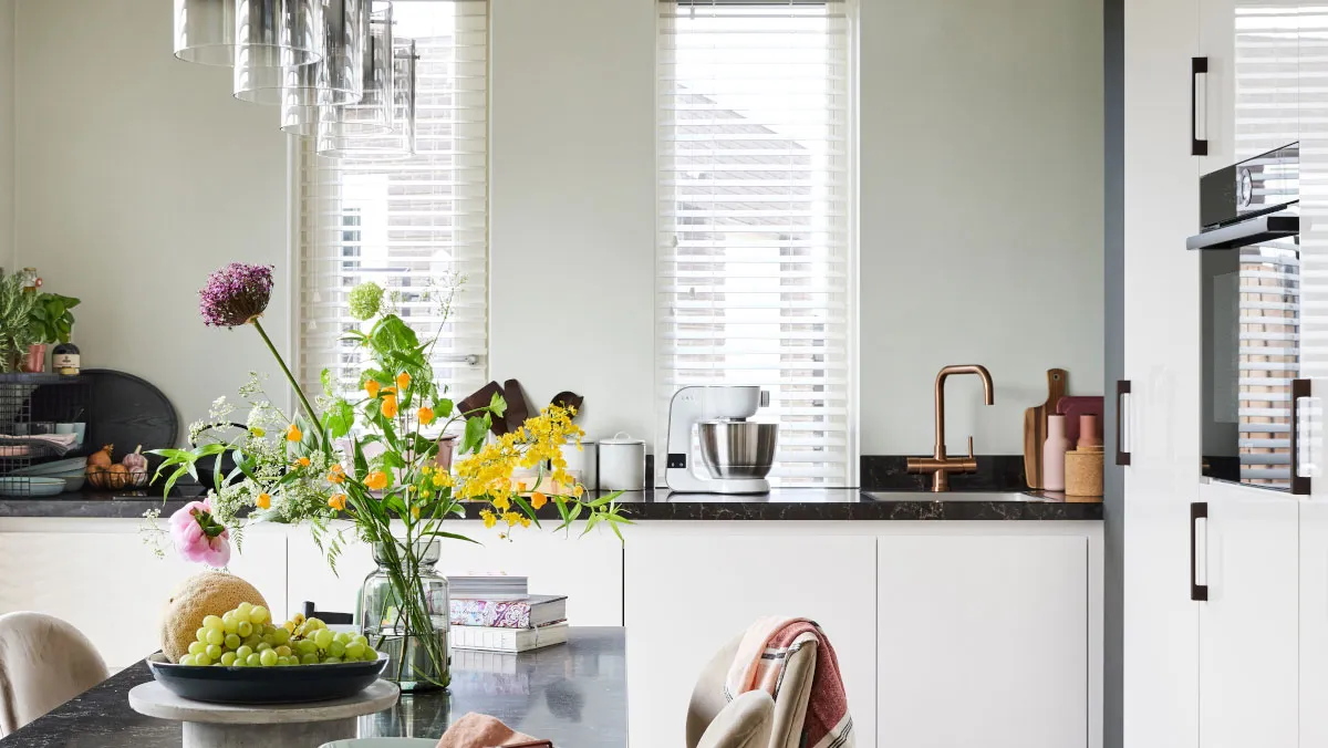 Cuisine moderne et lumineuse, avec une table à manger au premier plan