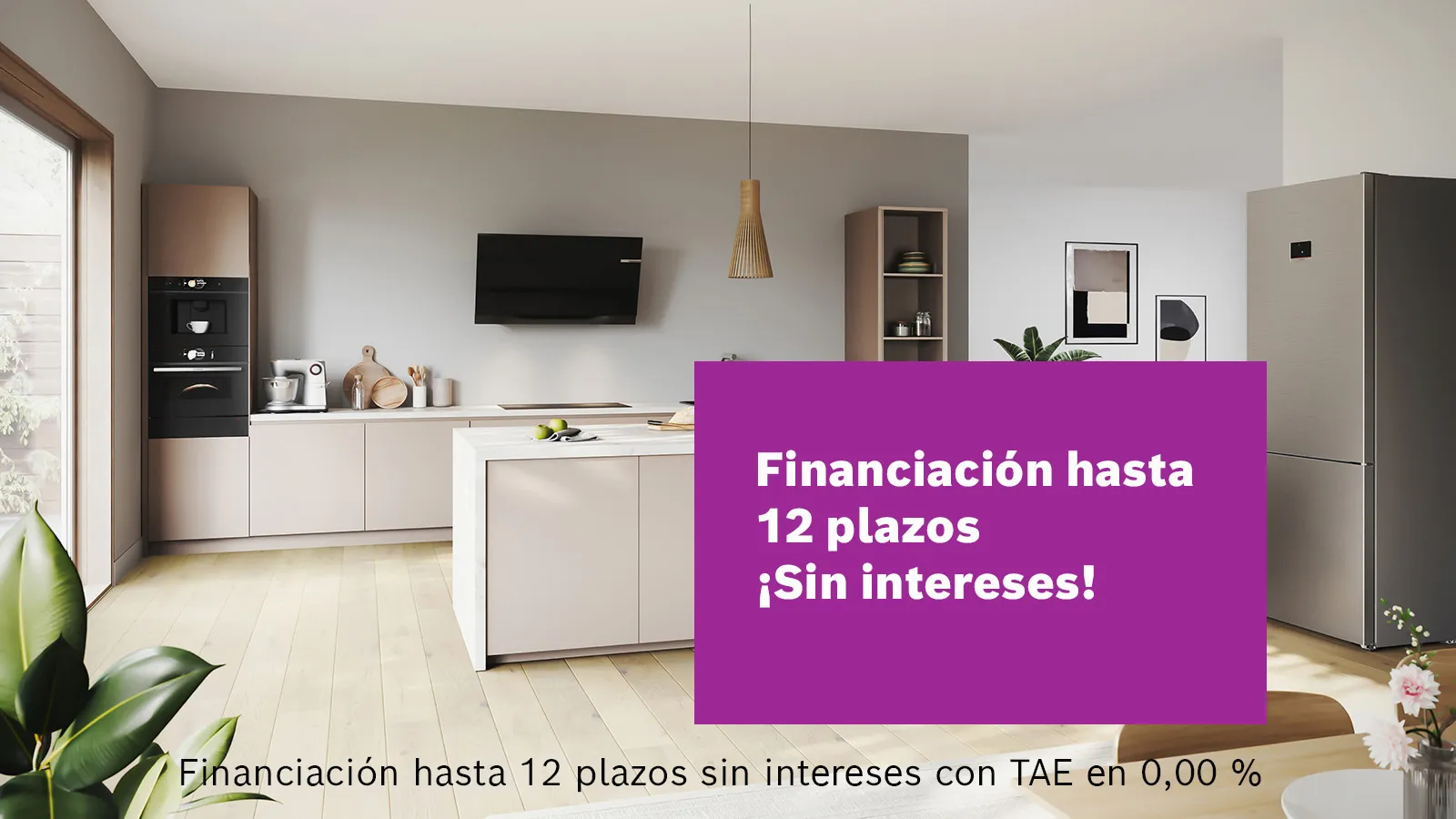 Cocina moderna de color blanco con isla central y detalles en madera cálida, sobre la cual se muestra una pancarta morada que anuncia financiación en hasta 12 cuotas sin intereses.