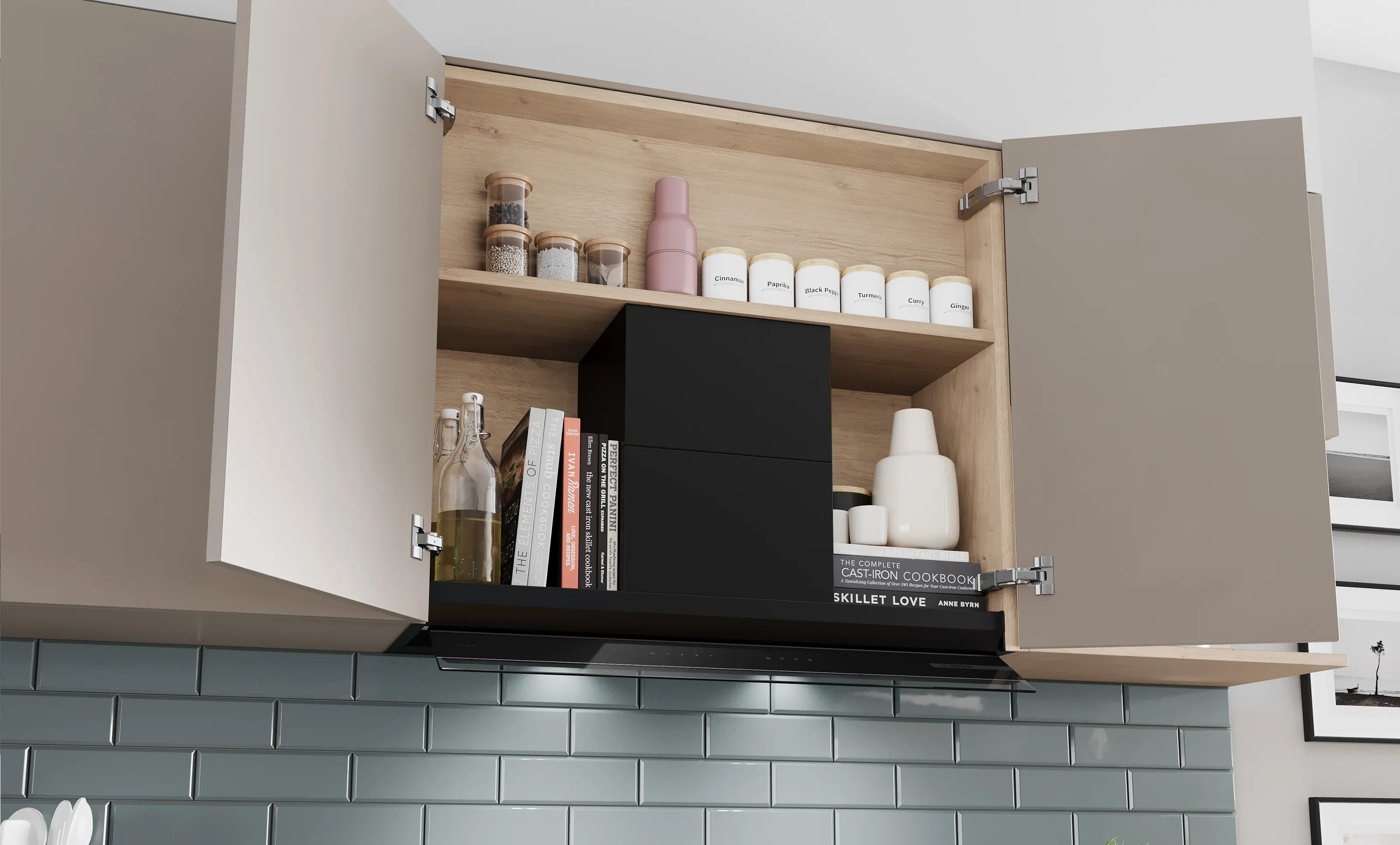 Une armoire de cuisine ouverte où sont soigneusement rangés des bocaux, des bouteilles, des livres et des objets décoratifs sur des étagères en bois, devant un dosseret en carreaux bleus.
