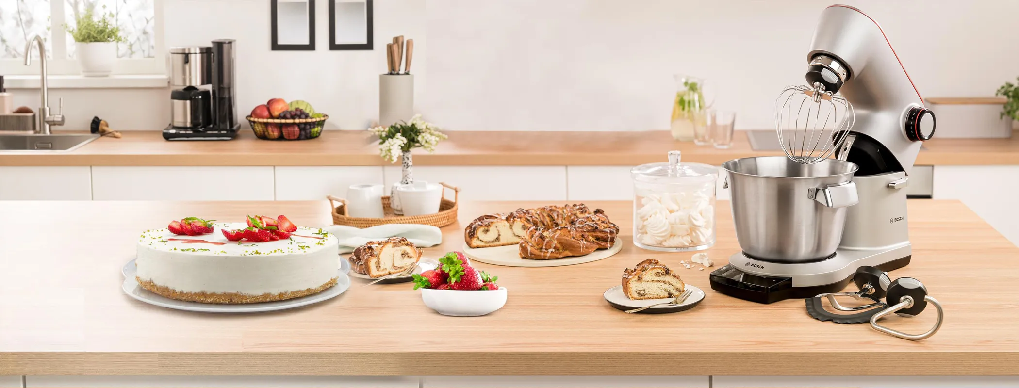 Robot kuchenny Bosch obok robota kompaktowego marki Bosch na drewnianym blacie