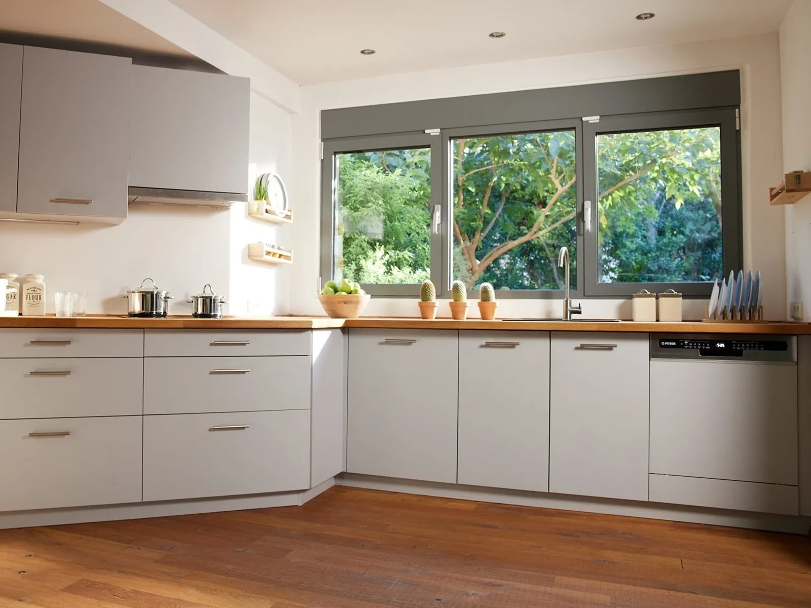 Mοντέρνα κουζίνα με ξύλινους πάγκους και πλυντήριο πιάτων Pitsos.