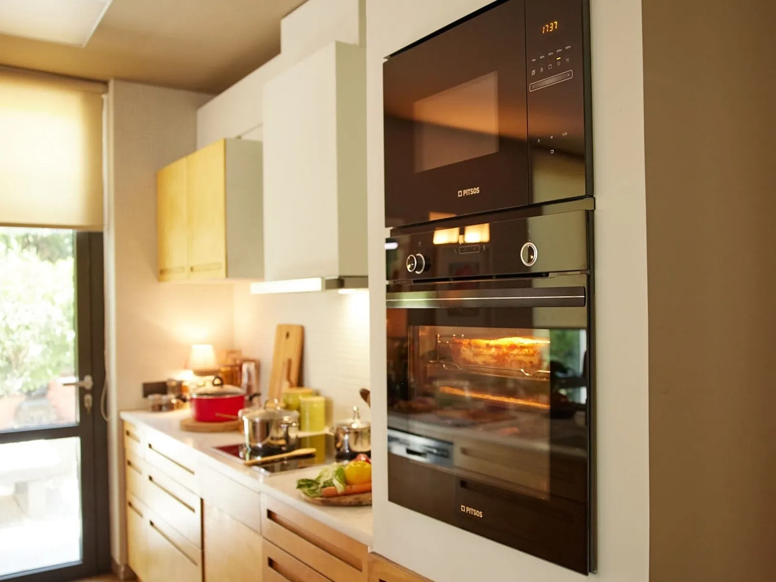 Δύο φούρνοι εντοιχιζόμενοι σε μοντέρνα κουζίνα.